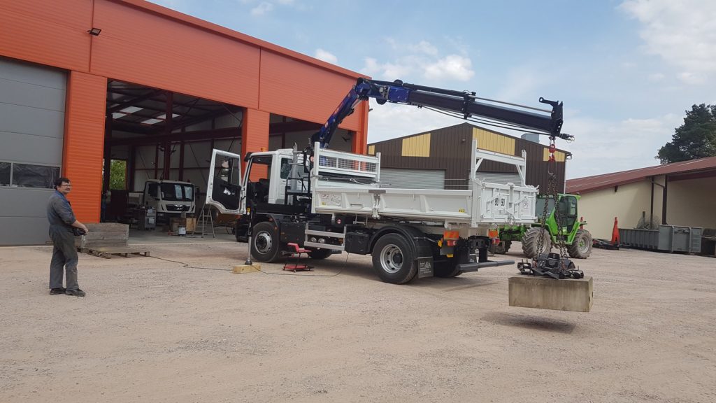 grues auxiliaires PM - déployée devant l'atelier