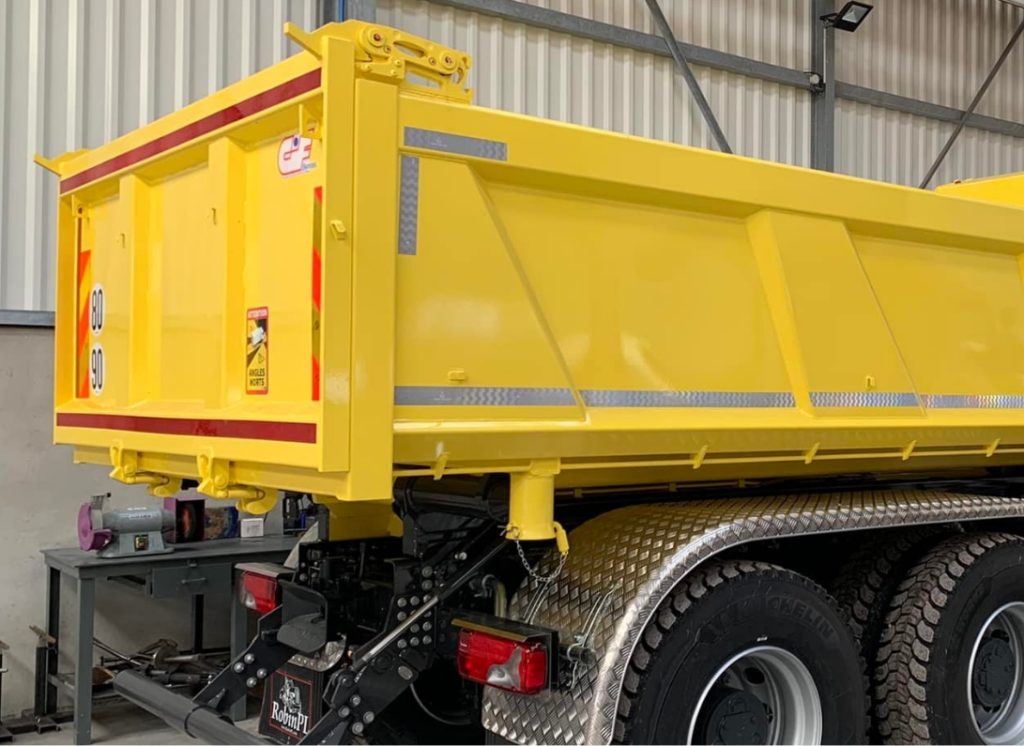 benne CIF jaune sortie d'atelier de carrosserie industrielle en lorraine réseau partenaire