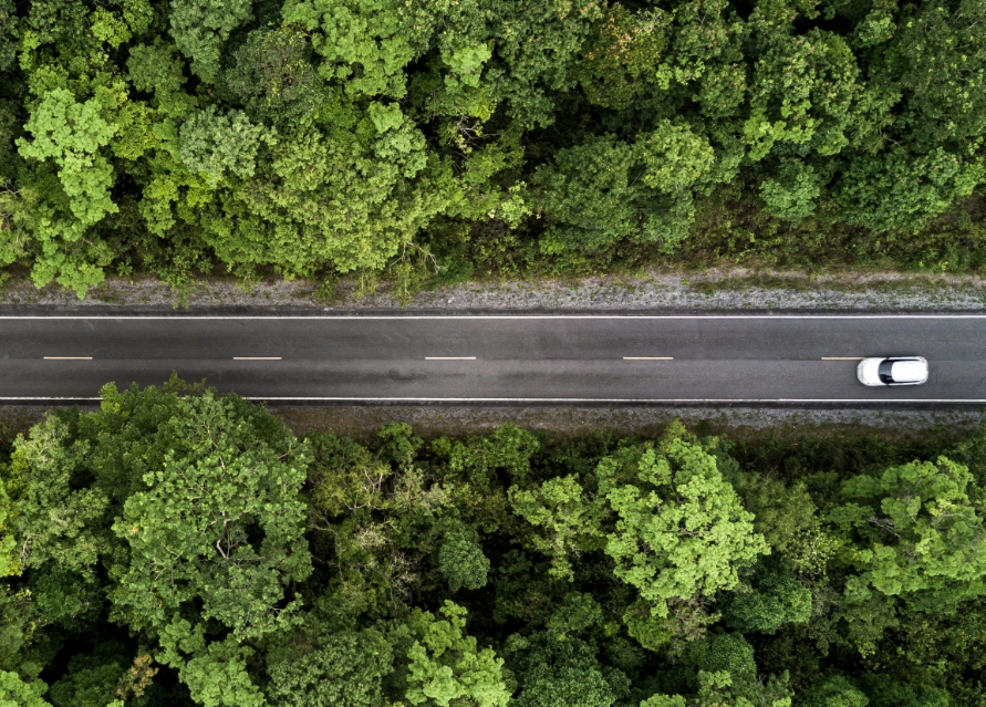 route vu du dessus avec voiture blanche